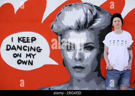 L'artista irlandese emmalene Blake con il suo murale della cantante-cantautrice Robyn a Dublino Sud. L'artista di Dublino ha creato una serie di murales per incoraggiare la gente a rispettare le regole di distanza sociale che caratterizzano artisti come Dua Lipa, Robyn e Cardi B. Foto Stock