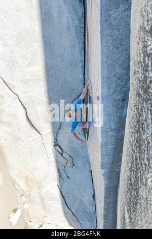 Roccia arrampicata che si aggraffa mentre il piombo scalando il naso su El Capitan Foto Stock