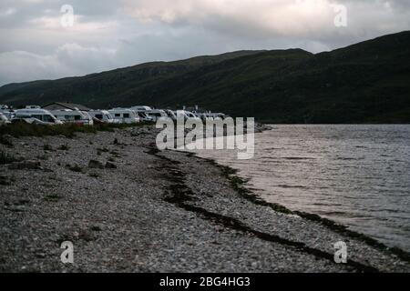 Fila di camper e roulotte sulla riva del Loch Broom al Broomfield Holiday Park di Ullapool, Scozia. Foto Stock