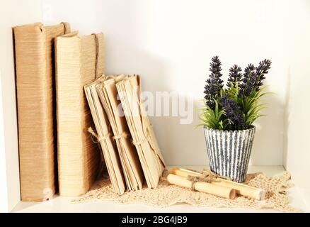 Libri su scaffale bianco Foto Stock