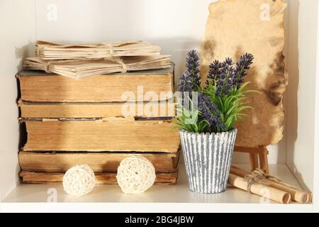 Libri su scaffale bianco Foto Stock