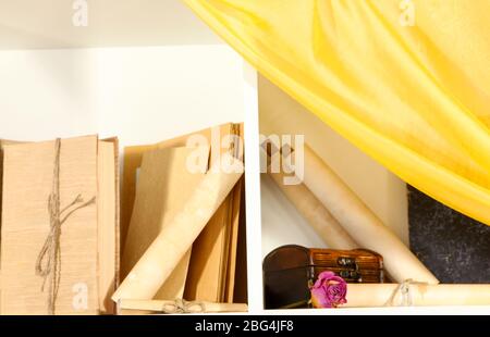 Libri su scaffali bianchi Foto Stock