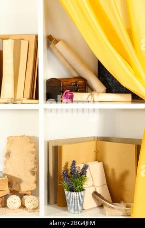 Molti libri su scaffali bianchi Foto Stock