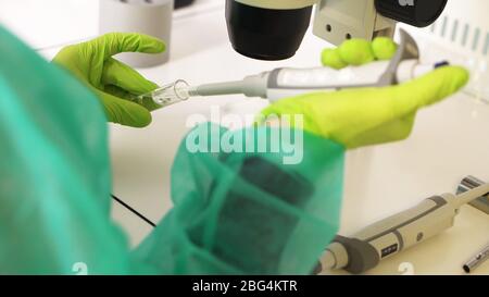 scienziato che utilizza un eppendorf per analisi analitiche in laboratorio. primo piano. Foto Stock