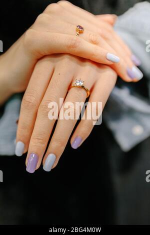 Giovane donna irriconoscibile con un anello di diamante sul suo dito per la sua h Foto Stock