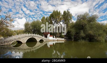 Ponte pedonale dietro il palazzo Potala a Lhasa Foto Stock