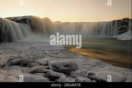 La cascata Godafoss durante l'inverno nel Nord Islanda Foto Stock