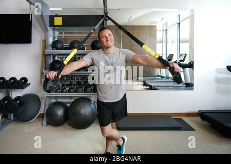 Esercizi bianchi maschili in palestra interna Foto Stock