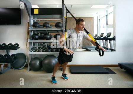 Esercizi bianchi maschili in palestra interna Foto Stock