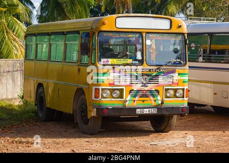 AMBALANGODA, SRI LANKA - 19 FEBBRAIO 2020: Scuola bus 'Lanka Ashok Leyland' primo piano in una giornata di sole Foto Stock