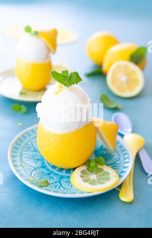 Sorbetto al limone ghiacciato con foglie di menta fresca Foto Stock