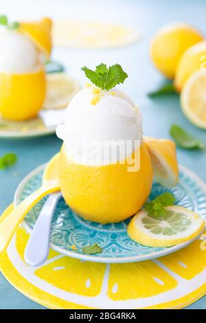 Sorbetto al limone ghiacciato con foglie di menta fresca Foto Stock