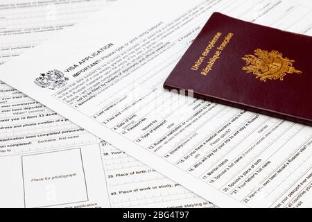 Un passaporto francese in cima ad un modulo di domanda di visto russo. Foto Stock