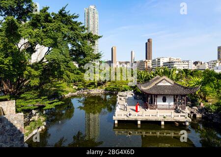IL PARCO DELLA CITTÀ MURATA DI KOWLOON, HONG KONG - Apr 12: Il Parco della città murata di Kowloon a Hong Kong il 12 aprile 2020. E' stato progettato come un giardino di Jiangnan. Foto Stock