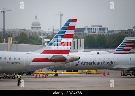 Washington, Stati Uniti. 20 aprile 2020. Una vista del Campidoglio degli Stati Uniti dietro gli aerei come visto dall'Aeroporto Nazionale Ronald Reagan di Washington vicino a Washington, DC il 20 aprile 2020, in mezzo alla pandemia di Coronavirus. Nel corso del fine settimana, i negoziati del Congresso hanno continuato a dare un ulteriore impulso economico in risposta al peggioramento dell’epidemia di COVID-19, mentre il presidente Trump ha incoraggiato i manifestanti a livello nazionale che hanno dimostrato di riaprire l’economia e porre fine alle misure di allontanamento sociale. (Graeme Sloan/Sipa USA) Credit: Sipa USA/Alamy Live News Foto Stock