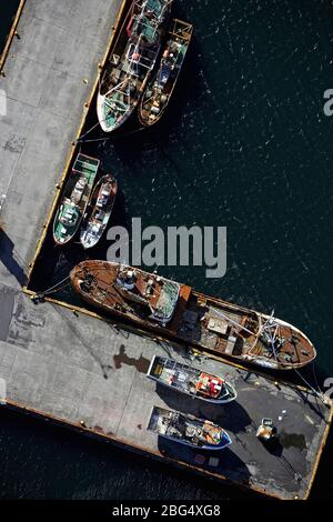 Volo aereo di barche da pesca ancorato sul molo nel porto di Keflavik Foto Stock