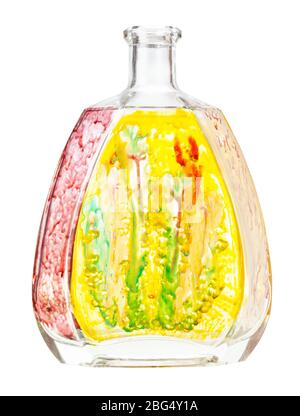 pittura vetro - bottiglia di brandy in vetro dipinta a mano con foto di fiori isolati su sfondo bianco Foto Stock