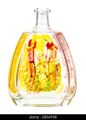 pittura vetro - bottiglia di brandy in vetro dipinta a mano con ornamento floreale isolato su sfondo bianco Foto Stock