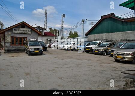 I veicoli commerciali sono visti parcheggiati ad una stazione di Taxi durante un lockdown.The nazionale imposto per contribuire a combattere la diffusione di pandemia di coronavirus nella valle di Kashmir è stato esteso fino al 03 maggio 2020. Il numero di casi COVID-19 in Jammu e Kashmir è salito a 354, mentre altre quattro persone hanno provato positivo per il virus, ha detto lunedì. Foto Stock