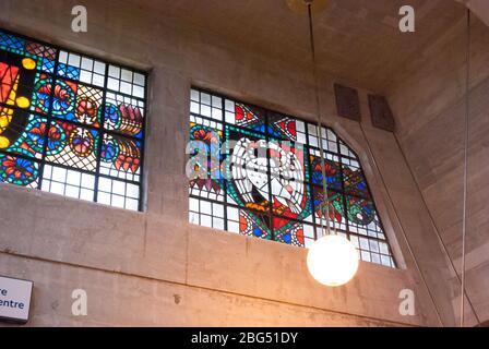 Architettura della Stained Glass 1930 Stazione metropolitana di Londra Uxbridge, High Street, Uxbridge, UB8 1JZ di Charles Holden Erwin Bossanyi Foto Stock