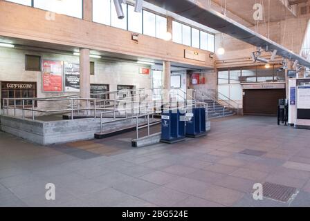 Architettura degli anni '30, stazione metropolitana di Londra Uxbridge, High Street, Uxbridge, UB8 1JZ di Charles Holden Foto Stock