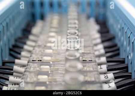 gruppo pannello di controllo con scatola di fili e terminali, resistenza di misurazione e connettività, terminale di massa, corrente, tensione Foto Stock