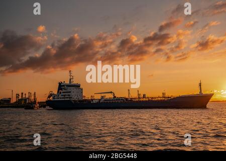 Sunset Terneuzen Westerscheld petroliera nel porto dei Paesi Bassi che trasporta petrolio e prodotti chimici Foto Stock