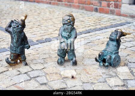 Wroclaw, Polonia 06-24-2013 tre piccole sculture nane in strada Foto Stock