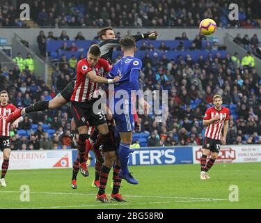 CARDIFF, GALLES Alex McCarthy di Southampton ha cacciato chiaramente da Jan Bednerek e Sean Morrison durante la partita della Premier League tra Cardiff City e Southampton al Cardiff City Stadium, Cardiff sabato 8 dicembre 2018. (Credit: Mark Fletcher | MI News) Foto Stock