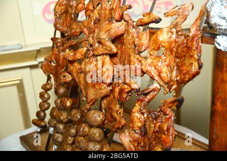 i kebab di pollo e patate sono in legno . Molti cucina tradizionale Azerbaigian degustazione pollo barbecue . Barbecue è preparato di carne di agnello o pecora e. Foto Stock