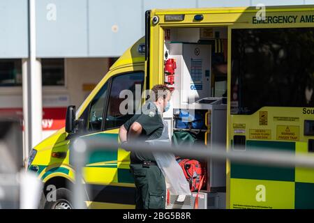 Il personale del servizio di ambulanza del sud-ovest che mette sui loro PPE prima di andare al Cheltenham General Hospital. Foto Stock