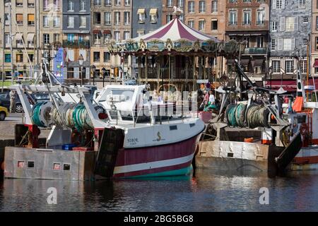 Barche nel Porto Vecchio, Honfleur, Normandia, Francia, Europa Foto Stock