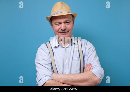 Uomo uomo che controlla la finanza domestica che calcola i soldi. Foto Stock