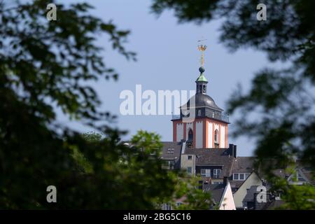 Il punto di riferimento della città di Siegen incorniciato da tre nella zona di Siegerland, NRW, Germania. Foto Stock