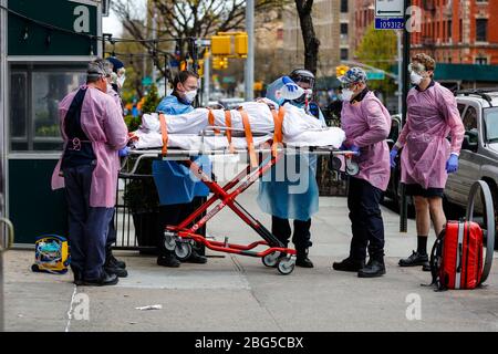 New York, NEW YORK, EUA. 20 aprile 2020. Gli operatori sanitari trasportano un uomo con un respiratore meccanico e una bombola di ossigeno da Harlem a casa in un'ambulanza antincendio a New York durante la pandemia di Coronavirus COVID-19 negli Stati Uniti. Credit: Vanessa Carvalho/ZUMA Wire/Alamy Live News