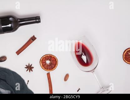 Bottiglia di vino, cavatappi e Uva su sfondo di legno Foto Stock