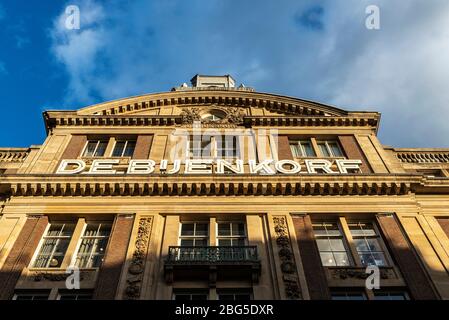 Amsterdam, Paesi Bassi - 7 settembre 2018: Facciata del grande magazzino De Bijenkorf in Piazza Dam ad Amsterdam, Paesi Bassi Foto Stock