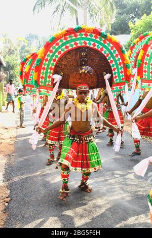 ballerini di ballerini di kathakali, theyyam, thira, ballerini folcloristici, celebrazione, festival del kerala, ballerini del festival indiano, danza forma india, Foto Stock