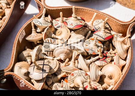 Sibiu, Romania - 17 agosto 2019. Vari articoli fatti a mano creati da materiali ecocompatibili da artigiani rumeni all'interno della Fiera di Popu Foto Stock