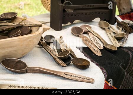 Sibiu, Romania - 17 agosto 2019. Vari articoli fatti a mano creati da materiali ecocompatibili da artigiani rumeni all'interno della Fiera di Popu Foto Stock