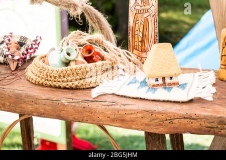 Sibiu, Romania - 17 agosto 2019. Vari articoli fatti a mano creati da materiali ecocompatibili da artigiani rumeni all'interno della Fiera di Popu Foto Stock