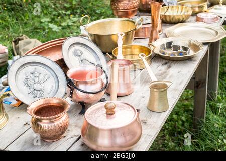 Sibiu, Romania - 17 agosto 2019. Vari articoli fatti a mano creati da materiali ecocompatibili da artigiani rumeni all'interno della Fiera di Popu Foto Stock