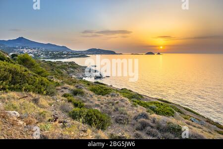 Tramonto d'oro sulla frastagliata costa orientale della Corsica con vista su Ile Rousse, Francia Foto Stock