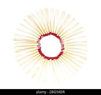 fiammiferi a forma di sole su sfondo bianco Foto Stock