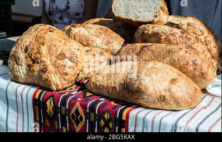 Rumeno tradizionale pane al mercato in stallo Foto Stock