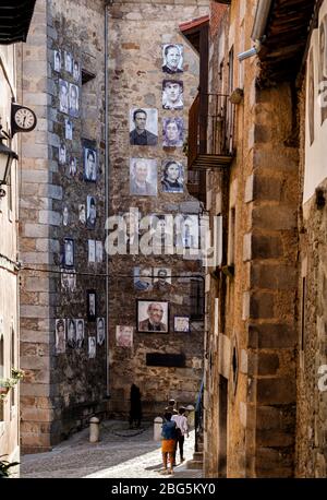 Ritratti di Mogarraz. Immagini di vicini passati e presenti custodisano le strade di questo affascinante villaggio alpino. Foto Stock