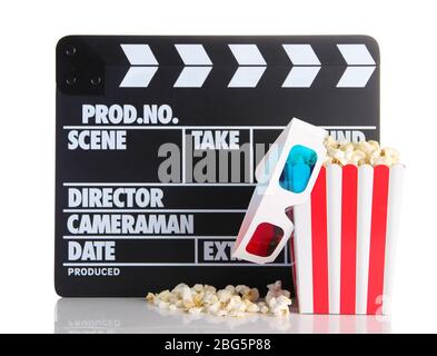 Film clapperboard popcorn e occhiali 3D, isolato su bianco Foto Stock