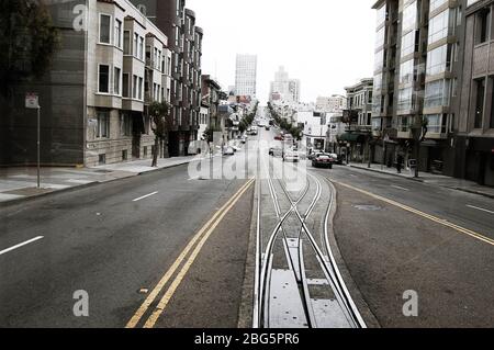 Strade di San Francisco funivia traccia linee doppie gialle vecchio stile vintage guardare strade California USA US torre blocco appartamenti condomini Foto Stock
