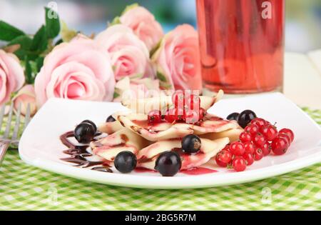 Gustosi gnocchi dolci con frutti di bosco freschi su piatto bianco, su sfondo luminoso Foto Stock