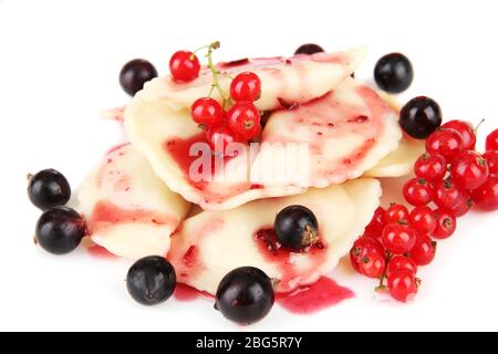 Gnocchi dolci gustosi con frutti di bosco freschi su piatto bianco, primo piano Foto Stock